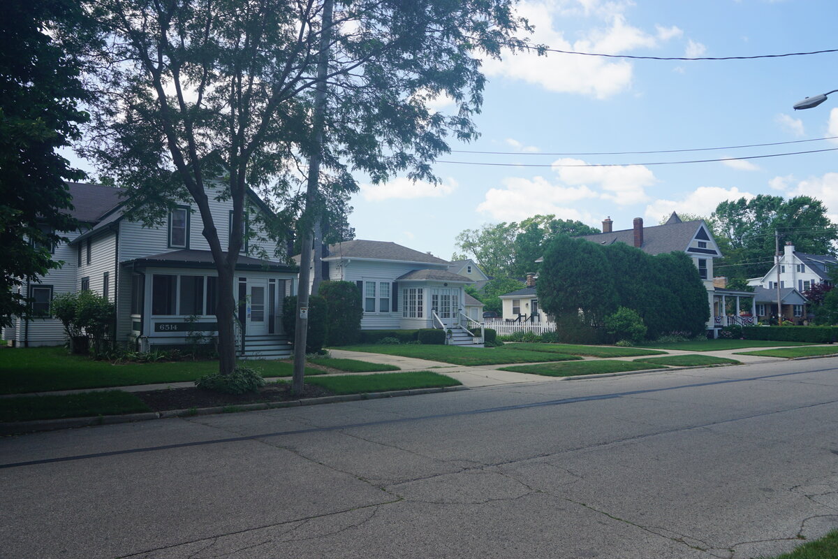 Kenosha WI neighborhood homes on a clear day — Sell Your House Fast for Cash