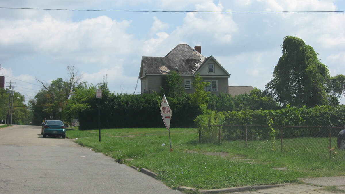 Youngstown OH Rust Belt residential street — sell your house fast for cash
